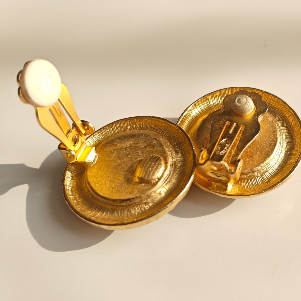 Vintage Ellen Designs Hammered Gold Tone Brown Cabochon Round Clip On Earrings - Picture 3 of 5